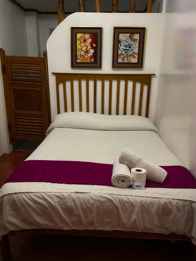 Harleys Hotel Olongapo Kültér fotó
